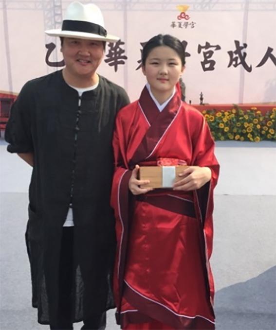 熊猫体育首页|何炅白敬亭齐聚破案 网友神P图成村委会现场毫无违和感(图2) 熊猫体育首页