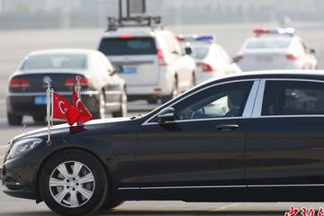 熊猫体育首页-国民老公王思聪献出综艺首秀 助力《Hello女神》(图1) 熊猫体育首页