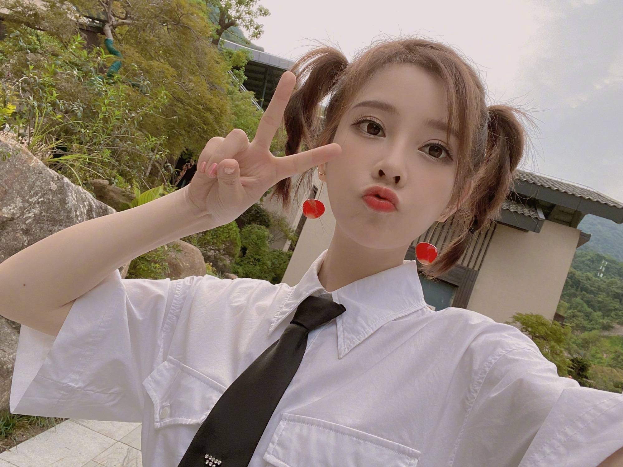 熊猫体育首页|
冯提莫再登TMEA 三大综艺节目轮替亮相 她转型速度太快了(图3)