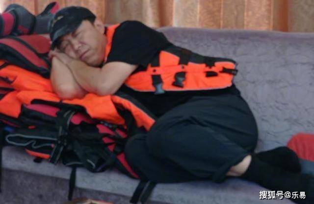 
邓超录节目情况简陋 鹿晗脱离“韩式盛饰”变化大 陈赫又白又胖“熊猫体育公司”(图6)