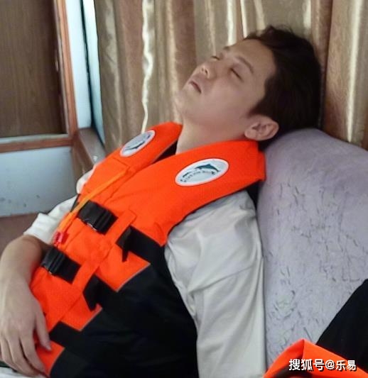 
邓超录节目情况简陋 鹿晗脱离“韩式盛饰”变化大 陈赫又白又胖“熊猫体育公司”(图7)